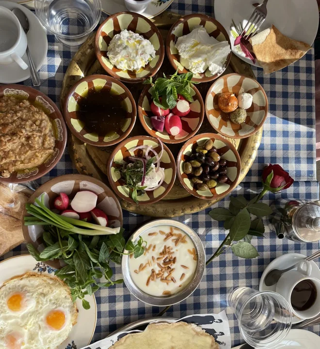 A Lebanese-style spread from the Akélna website’s kitchen-table collection